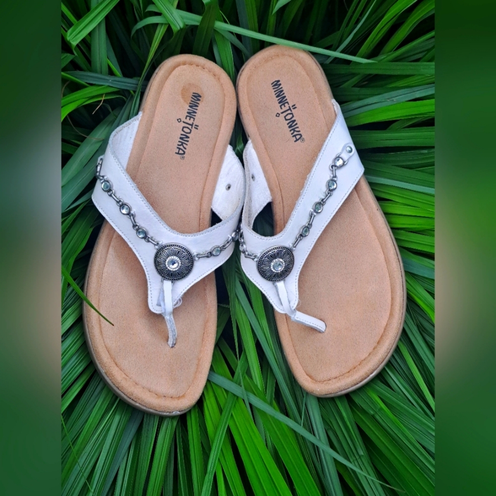 Minnetonka Leather Medallion White Sandals Sz 9